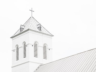 低角度的照片白色教堂
